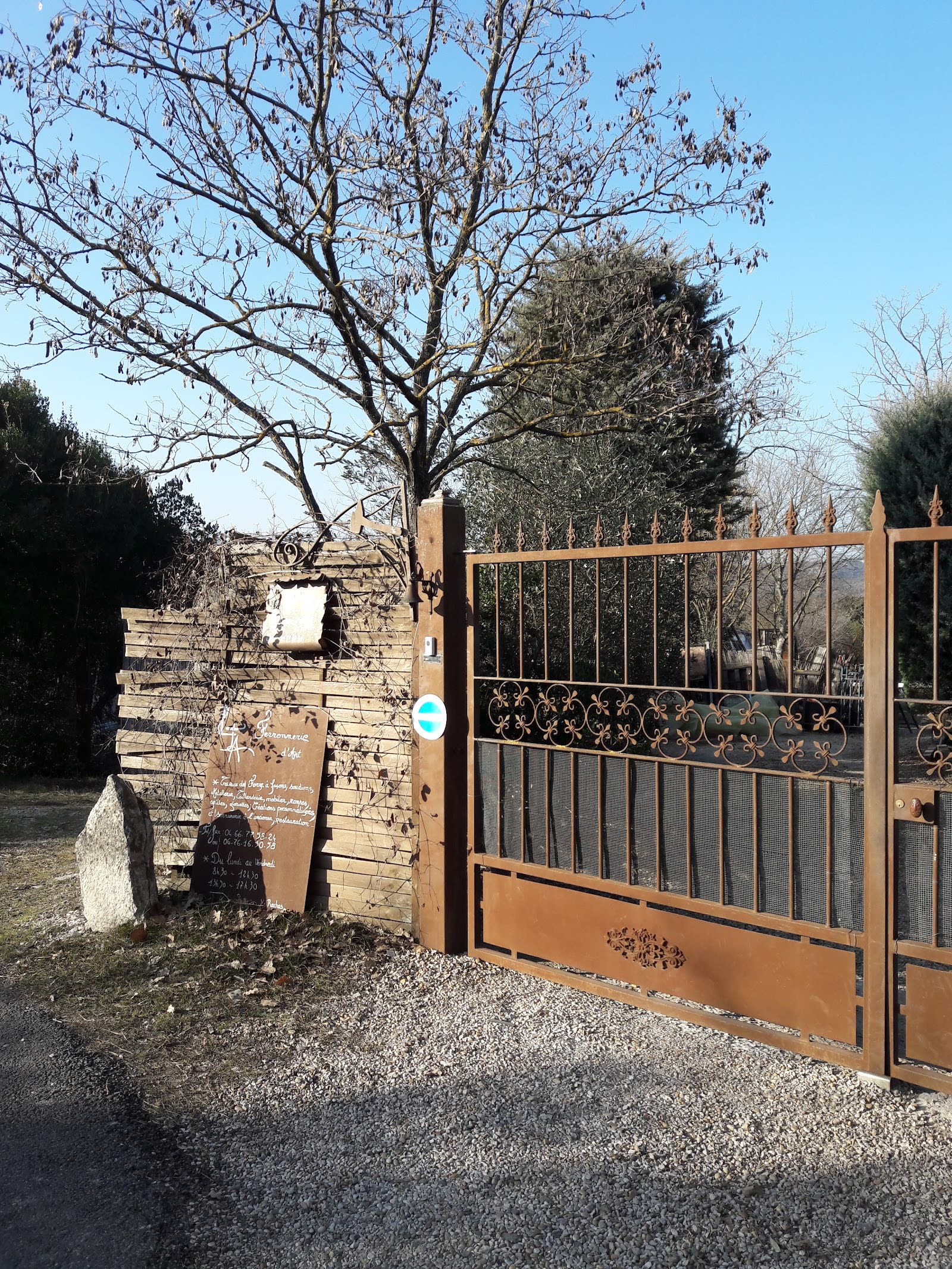 Entrée de l’atelier de ferronnerie d’art à Sauve, avec son portail ouvragé en fer